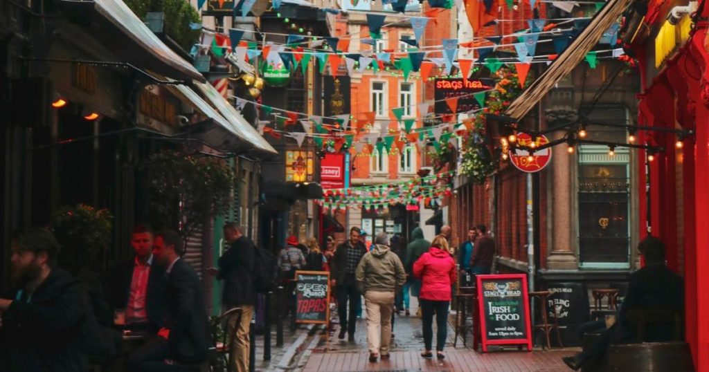 Rua com vários pubs em Dublin