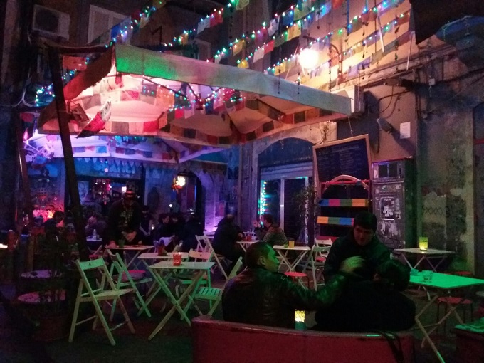 Bar no centro histórico de Nápoles