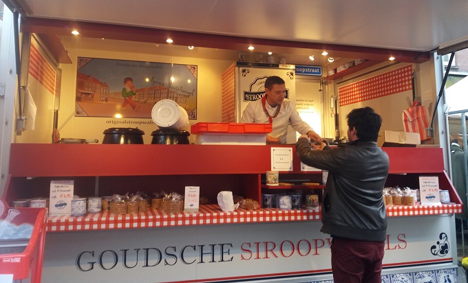 Dicas de Amsterdã: comer stroopwafel na feira