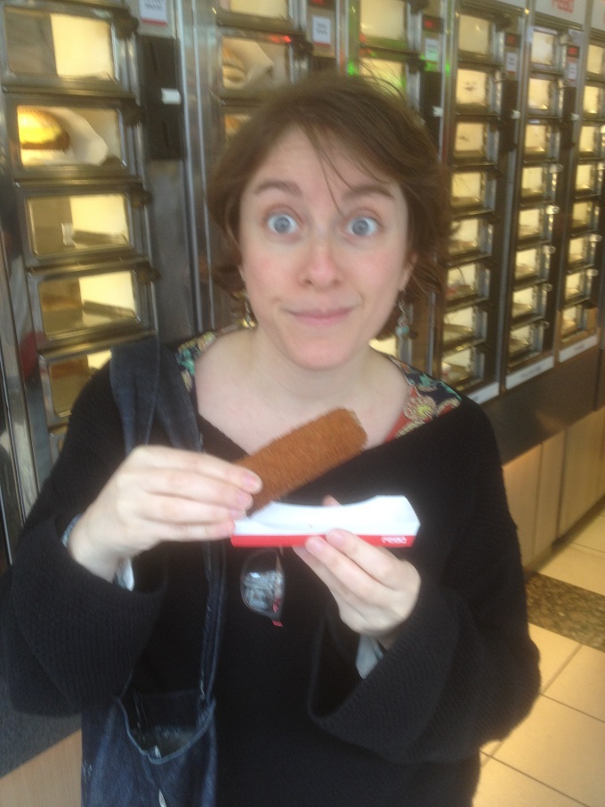 Eu comendo um "Febo", croquete vendido na vitrine de Amsterdã