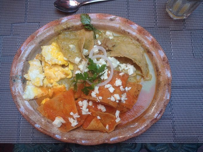 Café da manhã no México: chilaquiles