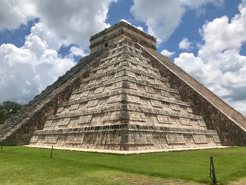 Pirâmide de Chichén Itzá em Yucatan, Mexico. Foto: Jimmy Baum disponível em https://unsplash.com/photos/NjdpeYDHNrQ