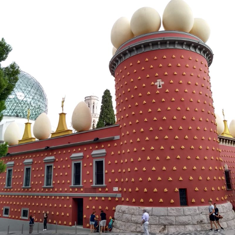 Fachada do Teatro-Museu Dalí em Figueres