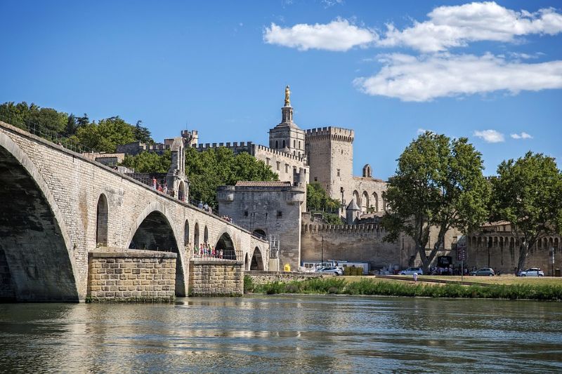 Avignon França. Foto de gillag via https://pixabay.com/es/photos/puente-de-avignon-vaucluse-francia-862948/