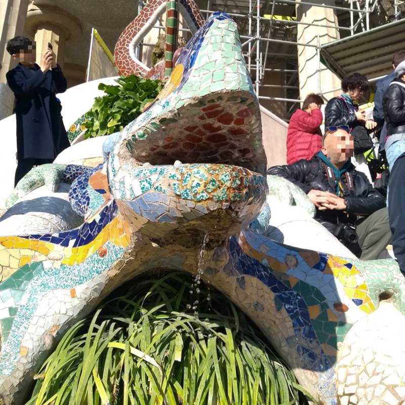 Escultura de salamandra coberta em mosaicos é uma das obras do arquiteto Antoni Gaudí no Park Güell