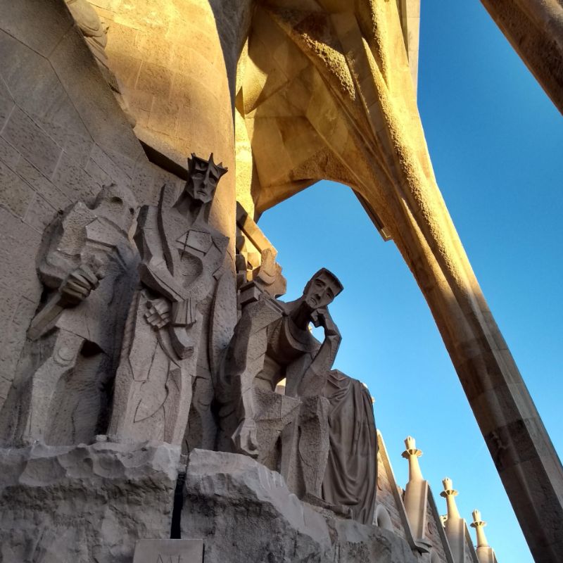 Esculturas pensativas na fachada da Sagrada Família Barcelona, na Espanha