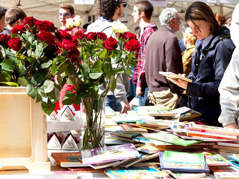 Bancas de livros e rosas do Dia de Sant Jordi em Barcelona